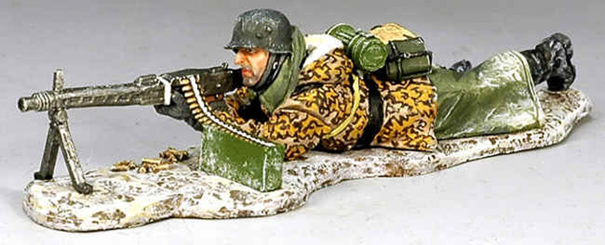 Soldato sdraiato che spara con MG42