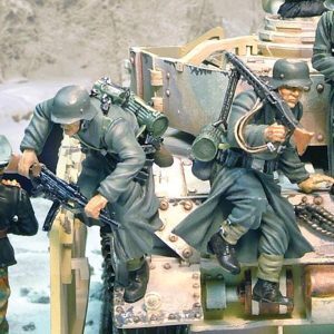 Soldati tedeschi che smontano in aggiunta a PzKfw IV (mimetica Invernale)