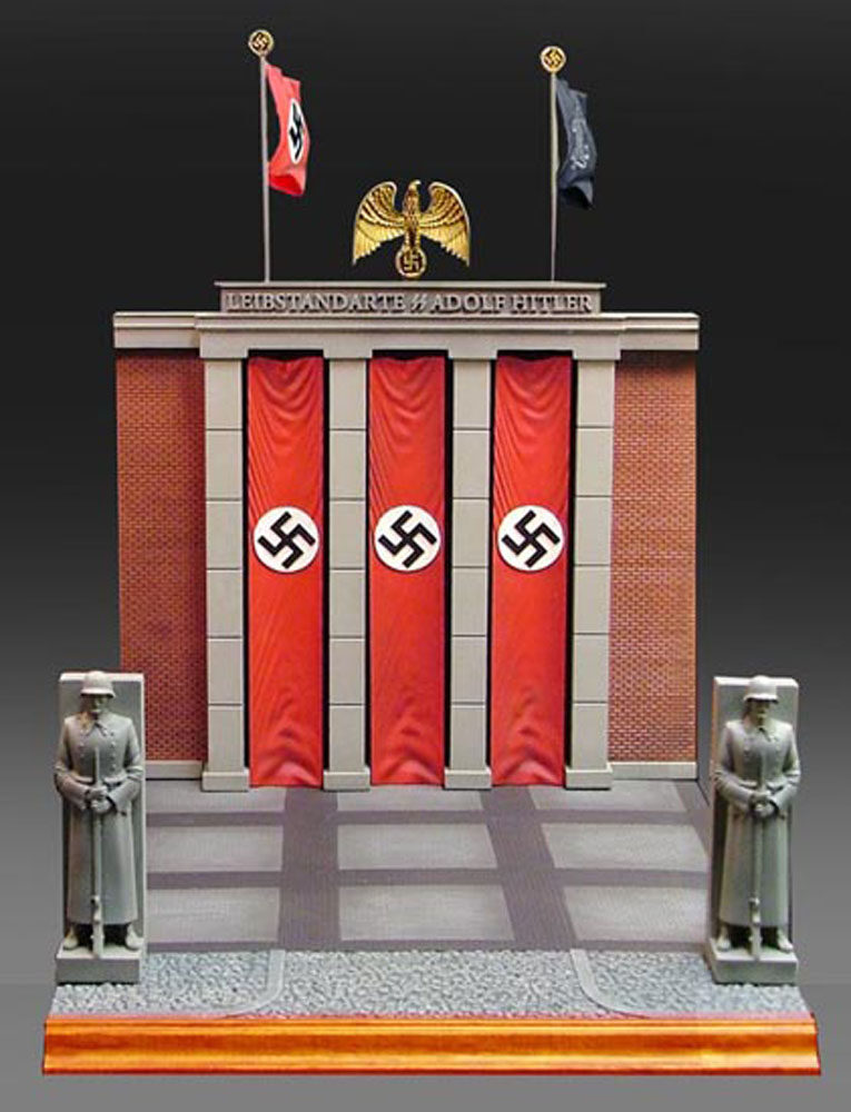 Diorama che comprende bandiere, statue e carreggiata