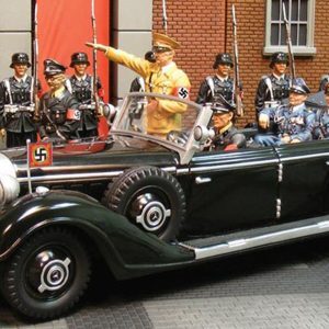 Auto Staff di Hitler ( 4 figure e portiere che si aprono )