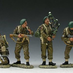 Gruppo Comando britannico di Lord Lovat con cornamusa, operatore radio e sergente