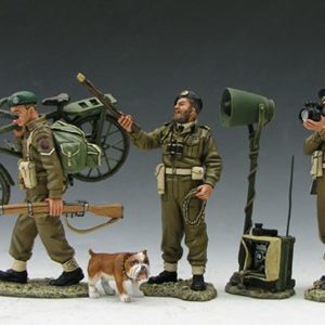 Segnalatori navali e comandante inglesi che regolano il traffico