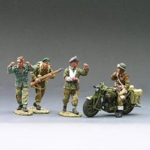 Commandos inglesi, uno con motocicletta e due prigionieri tedeschi