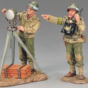 Rangers con lampada e radio che testano le attrezzature