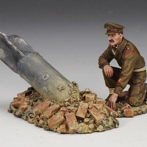 Un Royal Engineers controlla una bomba tedesca inesplosa