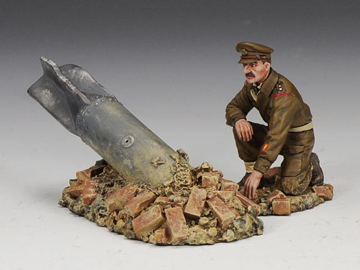 Un Royal Engineers controlla una bomba tedesca inesplosa