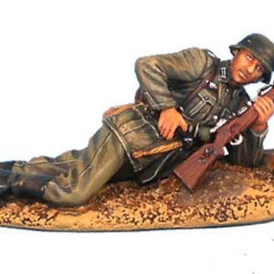 Fante dell'esercito tedesco sdraiato che ricarica il fucile