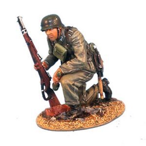 Fante dell'esercito tedesco in ginocchio con fucile e granata