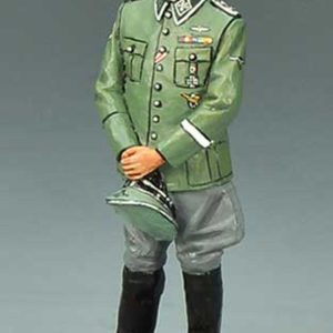 Heydrich in piedi col cappello