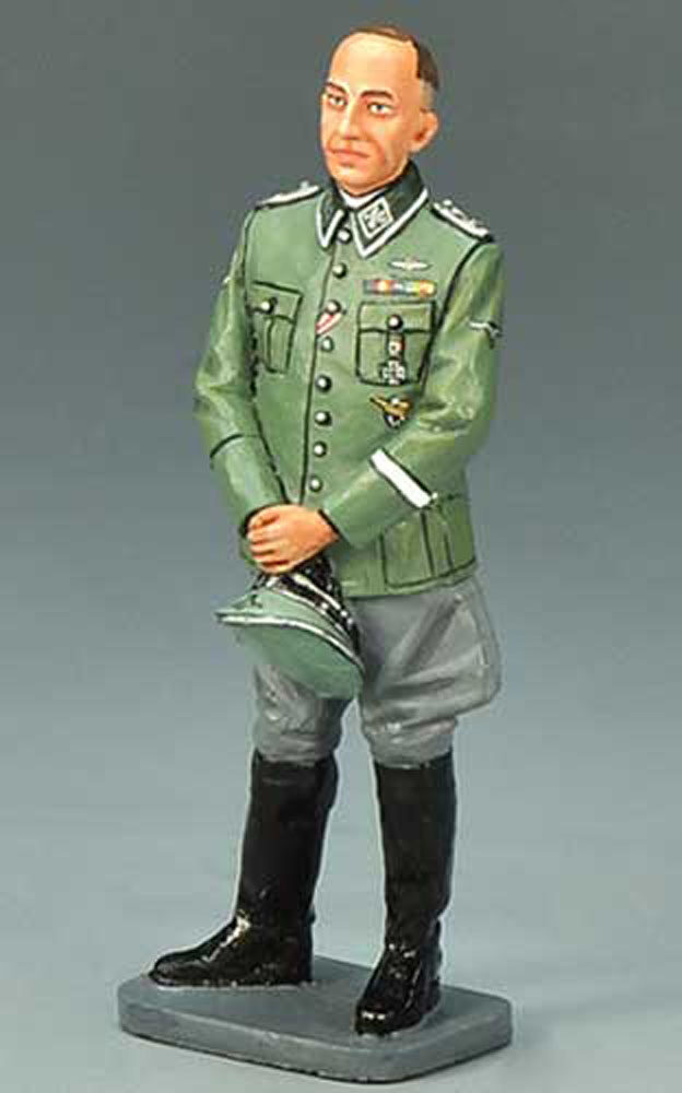 Heydrich in piedi col cappello