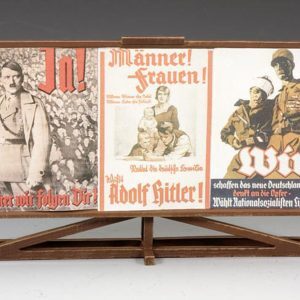 Un tabellone tedesco con tre poster nazisti