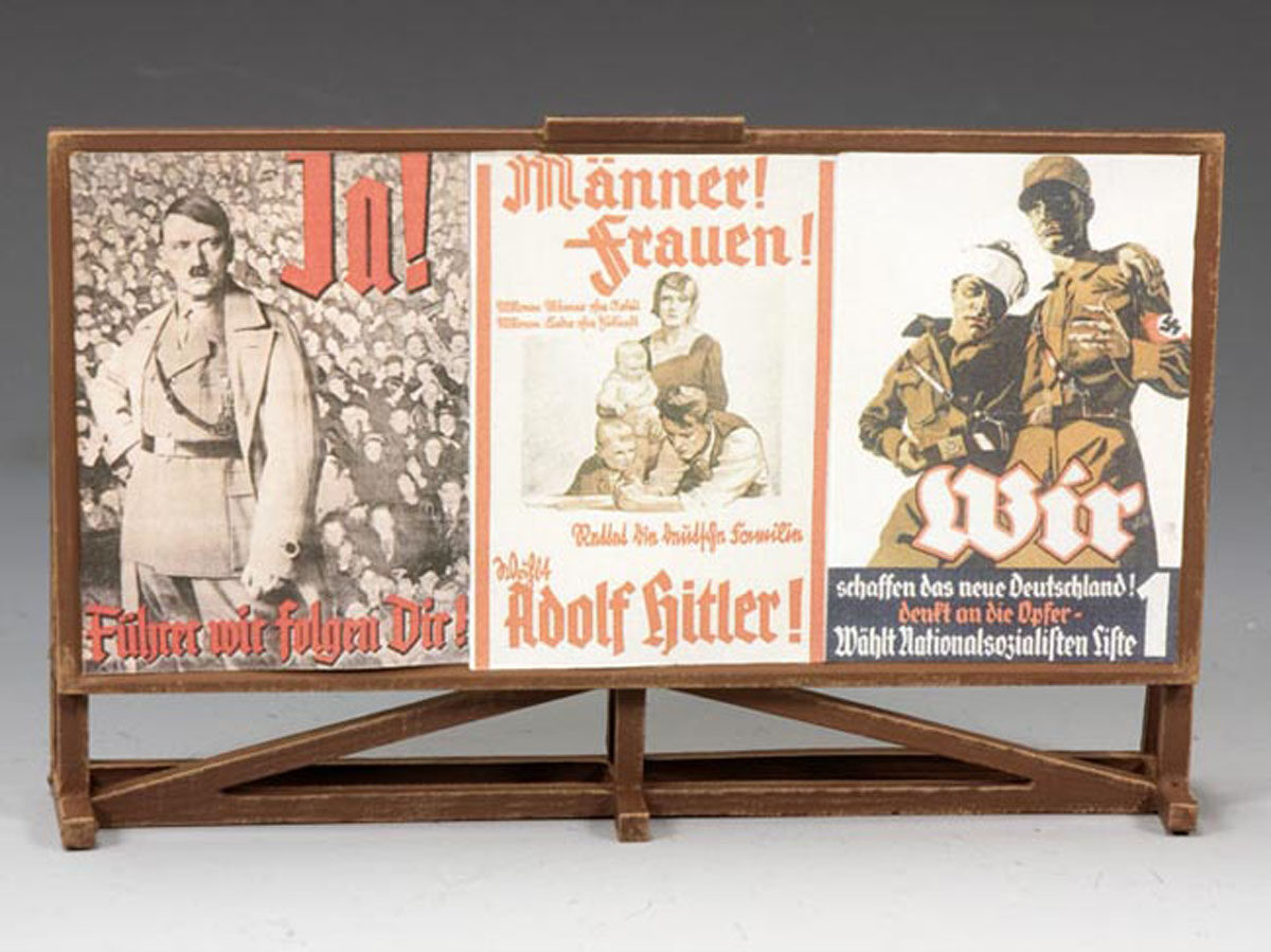 Un tabellone tedesco con tre poster nazisti