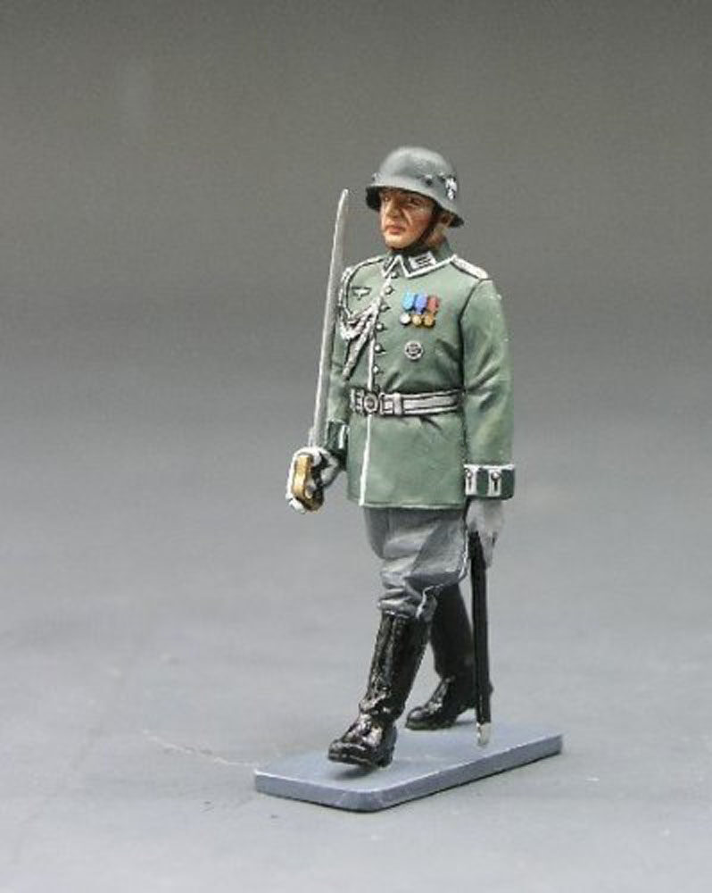 Ufficiale della Wehrmacht in marcia con spada alla spalla