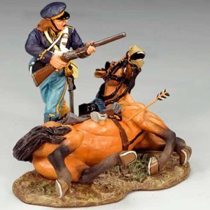 Dragone con carabina dietro al cavallo abbattuto