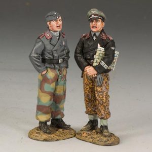 Due ufficiali delle Waffen SS Panzer che discutono la situazione tattica