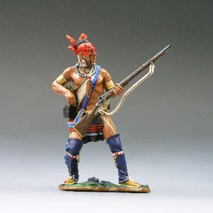 Indiano che prende la cartuccia per caricare il fucile