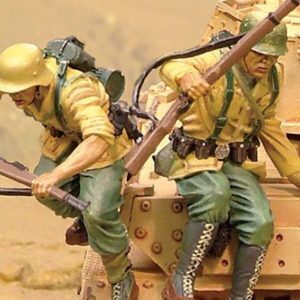Soldati tedeschi che smontano in aggiunta al PzKfw IV  versione afrika korps