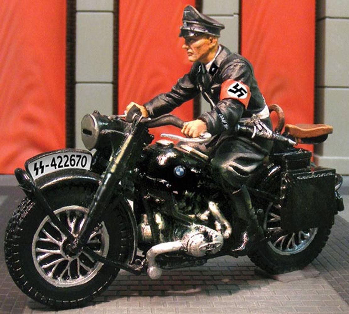 Ufficiale con cappello della LAH in sella ad una BMW R75