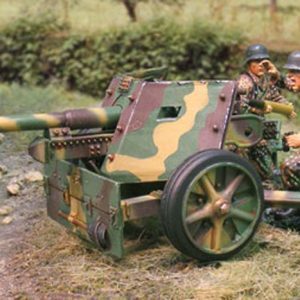 Tre artiglieri che aprono il fuoco con un cannone anticarro PAK40 da 75mm (Normandia)