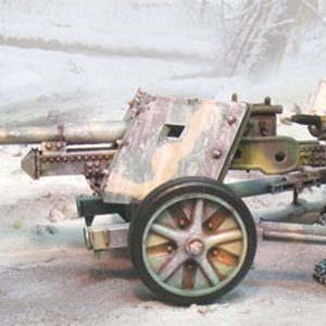 Tre artiglieri che aprono il fuoco con un cannone anticarro PAK40 da 75mm (Inverno)