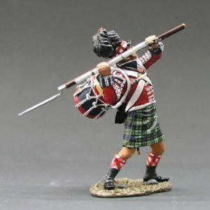 Tamburino degli Highlander che attacca col calcio del fucile