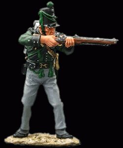 Soldato in piedi che spara