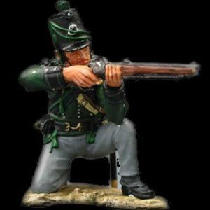 Soldato in ginocchio che spara