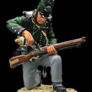 Soldato in ginocchio che ricarica