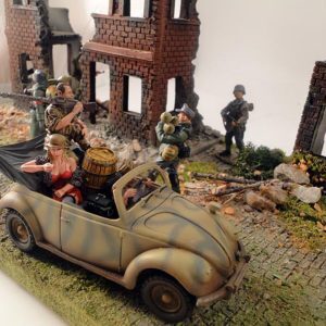 Prede di guerra - Volkswagen stile Normandia (le figure a piedi sono soldatini della King&Country e sono inserite solo a scopo illustrativo)