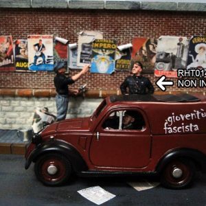 IL SET E' COMPOSTO DA UN AUTO TOPOLINO GIARDINETTA CON PILOTA + LAMPIONE MURO+ MANIFESTI + 1 FIGURA