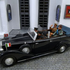 AUTO + PILOTA + GERARCA + ACCESSORI + MUSSOLINI e HITLER SEDUTI