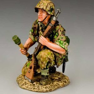 Hitlerjugend  in ginocchio pronto a lanciare una granate