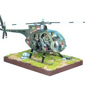 US OH-6A Helicopter w/3 Figures & Terrain Standÿ