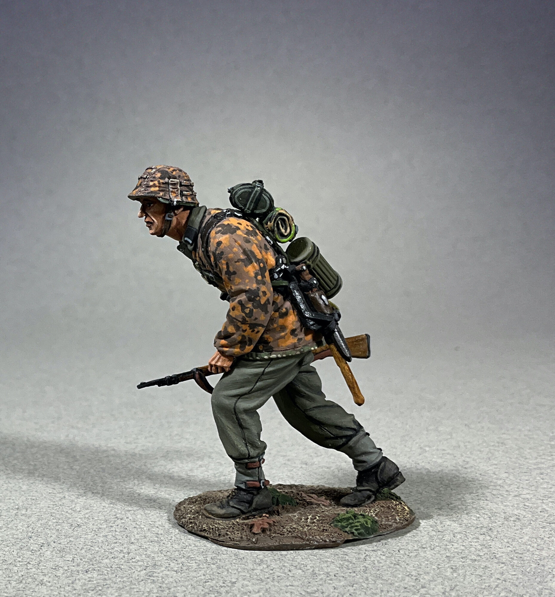 25131 - German Waffen SS Grenadier Advancing with K98, 1941-45