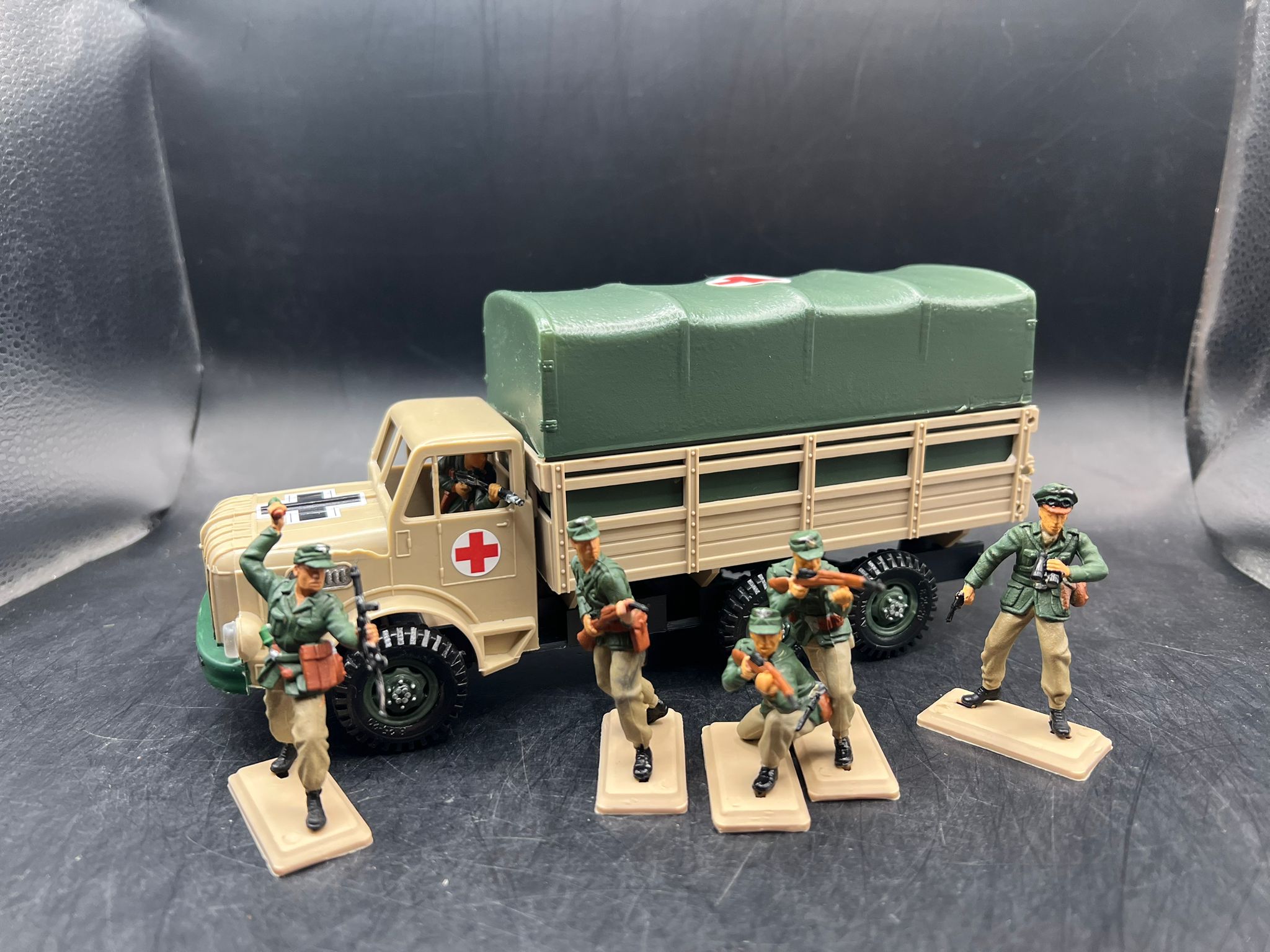 CAMION DELLA CROCE ROSSA TEDESCA CON 6 FIGURE DELL'AFRICA KORPS