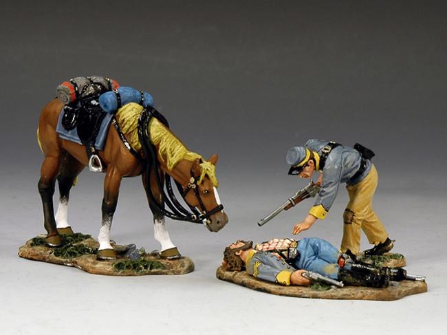 Cavaliere smontato da cavallo per assistere un compagno caduto