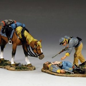 Cavaliere smontato da cavallo per assistere un compagno caduto