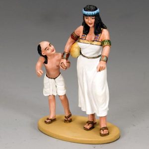 Madre e figlio scelgono cosa comprare