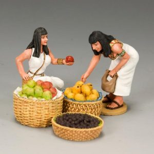 Donna che offre un frutto ad una sua cliente abituale