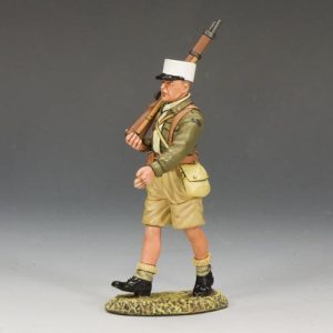 Soldato della legione straniera francese in marcia con fucile