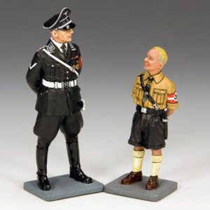 Ufficiale delle SS con il figlio con l'uniforme dell'Hitlerjugend