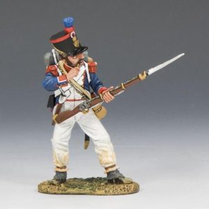 Fante di linea francese che morde una cartuccia