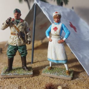 INFERMIERA E MEDICO MILITARE ITALIANI IN AFRICA(FIGURE IN RESINA) ED. LIMITATA 12 SET