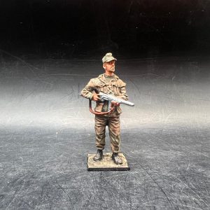 Poliziotto della guardia repubblicana (Rsi) 1945 con fucile Mab 38