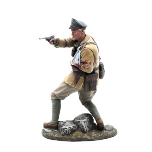 DAK045 Das Deutsche Afrika Korps Officer Firing Luger