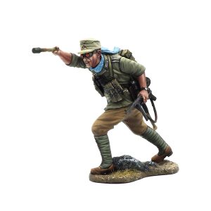 DAK051 Das Deutsche Afrika Korps Throwing Grenade