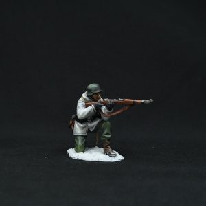1941-1944 East Front German Soldier in Snow Camo with Kar98k Rifle